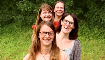 Das sind die vier Frauen, die im Umland von Bremerhaven eine Freie Schule gründen wollen (von links): Sarah Merz (vorne) Ann-Kathrin Thannhäuser, Franziska Hartmann und Phöbe Springer.