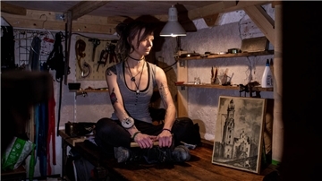 Das Sinnbild für Heimat der Designerin ist der Simon-Loschen-Leuchtturm, den sie auch als Tattoo auf ihrem Oberarm trägt.