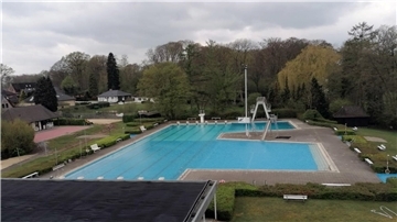 Das Sittenser Freibad schaut optisch zwar sehr gepflegt aus, entspricht aber nicht mehr den heutigen Anforderungen, vor allem aus technischer Sicht.