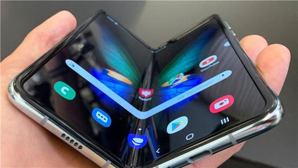 Das Smartphone Galaxy Fold von Samsung: Googles Smartphone soll aufgefaltet ein 7,6 Zoll großes Display haben - genauso groß wie beim Konkurrenz-Gerät.