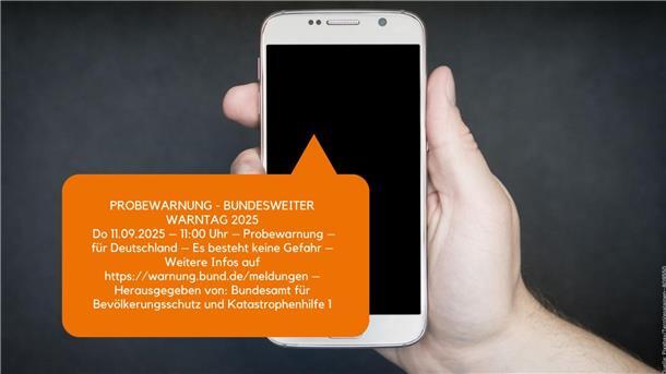 Bundesweiter Warntag am 11. September: Landkreis Rotenburg informiert Das Smartphone im Blickpunkt: Mit diesem Foto weist der Landkreis Rotenburg auf den Warntag am Donnerstag hin.