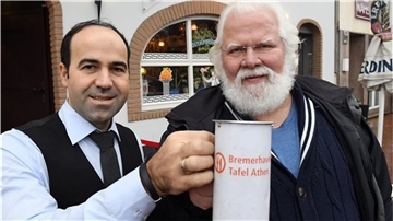 Das „Solidaritäts-Auto“ des Bremerhavener Wirtes Alexis Vaiou (links), hier mit dem Chef der Bremerhavener Tafel, Manfred Jabs ist mit Stickern einer rechten Gruppierung beklebt worden, die Polizei ermittelt.
