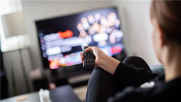 Fernsehen auf dem Sofa