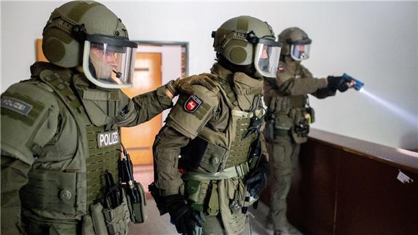 Terror, Amok, Waffen – 50 Jahre Spezialeinheiten Das Spezialeinsatzkommando (SEK) und das Mobile Einsatzkommando (MEK) kommen zum Einsatz, wenn besondere Gefahren drohen oder spezialisiertes Wissen gefragt ist.