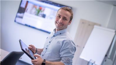Das Spiekaer Unternehmen RouxIT stellt eine Coronaapp zur Erfassung von Besucherdaten für die Gastronomie vor. Geschäftsführer Sebastian Roux zeigt das "Safetyportal" mit Informationen zur Applikation für potenzielle Kunden.