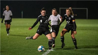 Drei Frauen vor einem Ball.