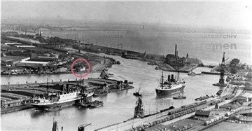Ein Schwarz-Weiß-Foto, das einen Hafen zeigt. Es ist der Kaiserhafen in Bremerhaven im Jahr 1905.