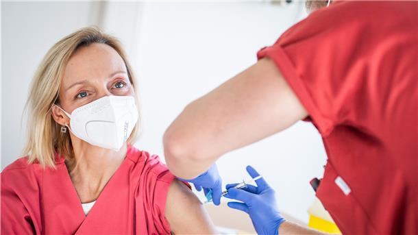 Das städtische Klinikum Reinkenheide in Bremerhaven hat mit der Corona-Impfung des medizinischen Personals begonnen. Krankenpfleger Anatoli Kistner impft Hebamme Sonja Fehr.