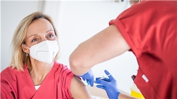 Das städtische Klinikum Reinkenheide in Bremerhaven hat mit der Corona-Impfung des medizinischen Personals begonnen. Krankenpfleger Anatoli Kistner impft Hebamme Sonja Fehr.