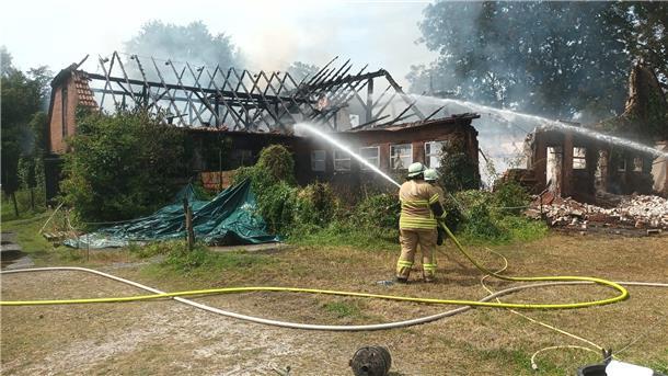 Feuerwehrleute sind bei Brand eines Stallgebäudes in Brake im Einsatz