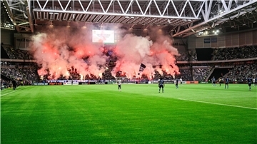 Das Stockholmer Fußball-Derby war abgebrochen worden - und wurde einen Tag später fortgesetzt.