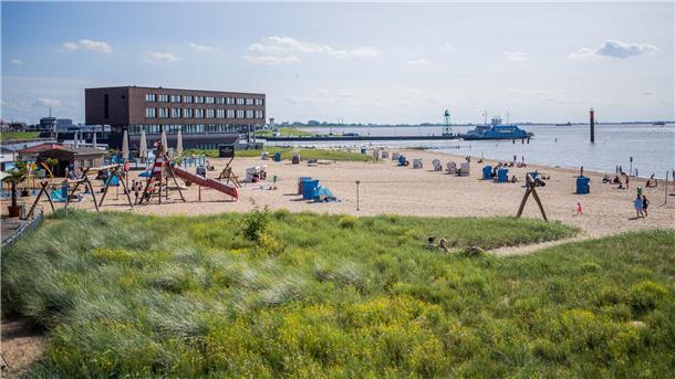 Der perfekte Tag in Bremerhaven für Fans von alten Schiffen Das Strandcafé Seelust liegt oberhalb des Weserstrandbades.