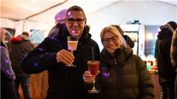 Das Strandleuchten hat am Samstag zahlreiche Besucher nach Burhave gelockt. Wir haben die Bilder von der Veranstaltung für Sie.