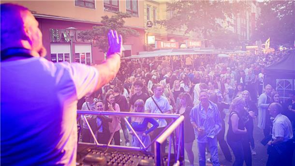 Mit großer Bildergalerie: So schön waren zwei Tage Straßenfest in der „Alten Bürger“ Das Straßenfest in der Alten Bürger startete am Freitagabend mit einem musikalischen Mix und vielen Besuchern.
