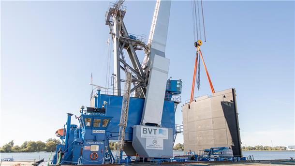 XL-Transport in Bremerhaven: Stemmtor des Geestesperrwerks fährt Das gigantische Sperrwerk steht bereit für den Transport – aufgerichtet auf dem Kran „Athlet“ an der Kaje im Fischereihafen.