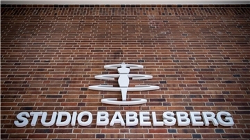 Das Studio Babelsberg hat für einen Teil der Beschäftigten Kurzarbeit angemeldet und dies mit dem Streik in Hollywood begründet.