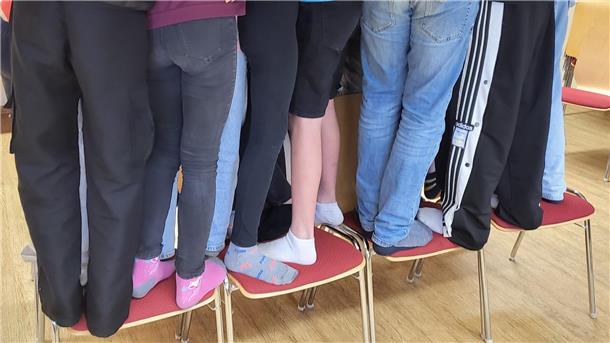 Kinder auf Stühlen
