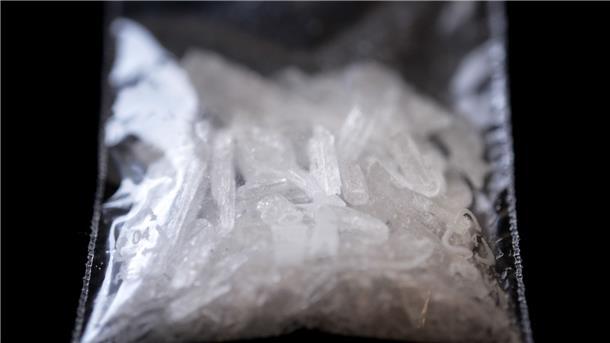 Das synthetisch hergestellte Crystal Meth bezeichnet eine Kristallform von Methamphetamin, was wiederum eine Abwandlung des Aufputschmittels Amphetamin ist.