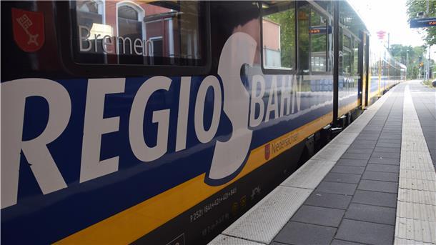 Zug steht im Bahnhof.