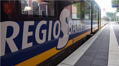 Zug steht im Bahnhof.