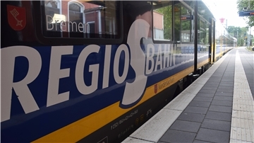 Zug steht im Bahnhof.