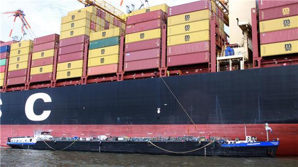 „Weser-Service“: Neuer Spezialtanker unterstützt Großschiffe auf der Weser Das Tankschiff „Weser-Service“ liegt unter der Bordwand eines Containerriesen im Hafen. Die Crew entsorgt Altöl und sorgt dafür, dass die großen Schiffe auf der Weser fahrbereit bleiben.