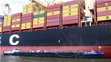 „Weser-Service“: Neuer Spezialtanker unterstützt Großschiffe auf der Weser Das Tankschiff „Weser-Service“ liegt unter der Bordwand eines Containerriesen im Hafen. Die Crew entsorgt Altöl und sorgt dafür, dass die großen Schiffe auf der Weser fahrbereit bleiben.