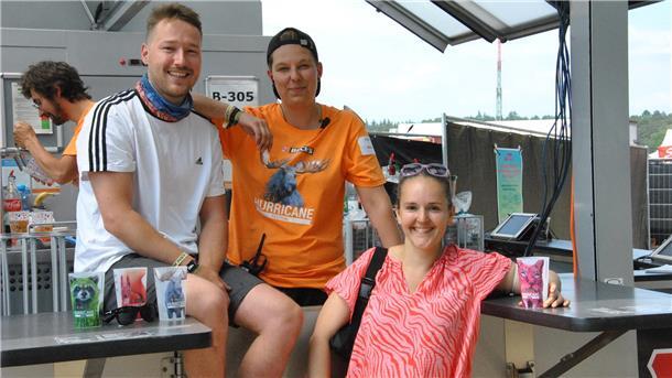 Hurricane-Festival: Gute Stimmung auch bei den Helfern - hält das Wetter? Das Team 412 ist gut vorbereitet auf die durstige Menge in Scheeßel: Martin Wittenburg mit seinen Kolleginnen Anna und Franciska.