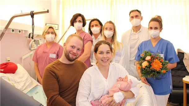 Die kleine Charlotta mit ihren Eltern und dem Krankenhausteam.