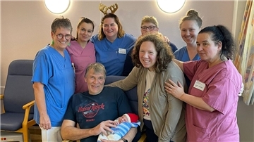 Das Team der Station 1 und des Kreißsaals gratulieren und freuen sich mit den Eltern (Mitte) über die Geburt von Leif Voß.