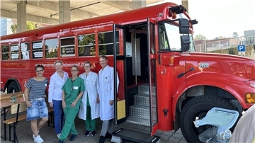 Ärzte in weißen Kitteln vor einem roten Fahrzeug: Das Team des Agaplesion Diakonieklinikums Rotenburg freut sich auf viele  Besucher: Der rote Info-Bus „Herzenssache Lebenszeit“ macht am 10. September in Rotenburg Halt. Fachärzte informieren kostenlos über Schlaganfall, Herz-Kreislauf-Erkrankungen und Diabetes. 