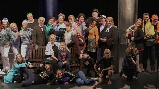 Das Team des Bremerhaven-Musicals „Wir sind die Mücks“ singt von Heim- und Fernweh, von Matrosen und Rockstars, von Fischtown und Amerika.