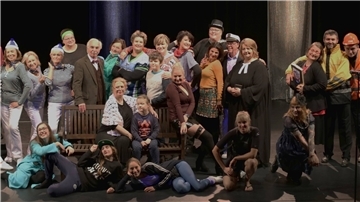 Das Team des Bremerhaven-Musicals „Wir sind die Mücks“ singt von Heim- und Fernweh, von Matrosen und Rockstars, von Fischtown und Amerika.