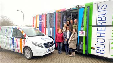 Das Team des Bücherbusses und der MobiLe vor ihren Fahrzeugen