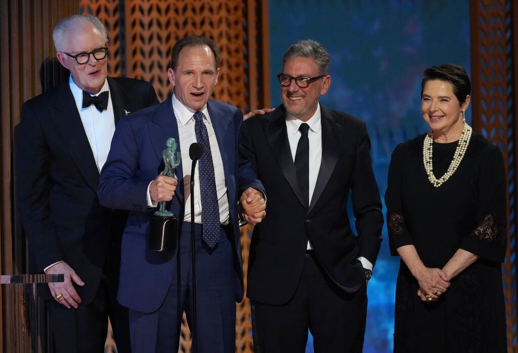 Das Team des Films um Hauptdarsteller Ralph Fiennes bei einer Preisverleihung. (Archivbild)