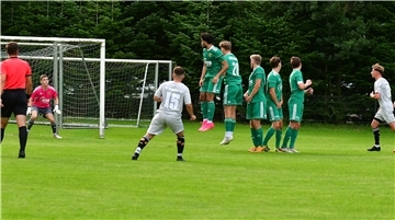 Heeslinger SC II, um Torwart Hannes Butt