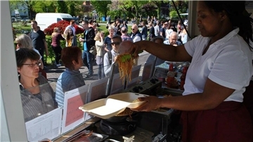 Das Team des Trucks FM Afrika bietet internationale Küche. Darunter Klassiker wie frittiertes Hähnchen und Pommes, aber auch Cous Cous, Gemüsepfanne und Puff Puff. Was letztes genau ist, verraten sie gerne persönlich.