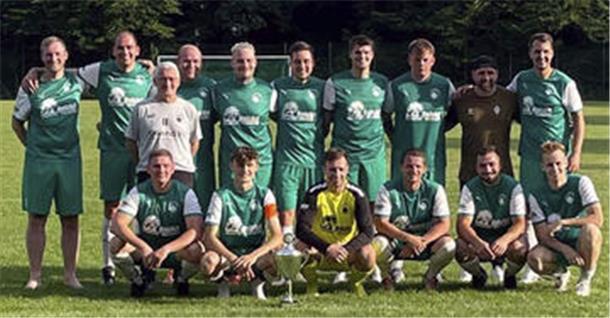 Das Team des TSV Karlshöfen II freut sich über den Pokalgewinn. Im Finale ließen die „kleinen Kleeblätter“ der Reserve des TSV Gnarrenburg keine Chance.