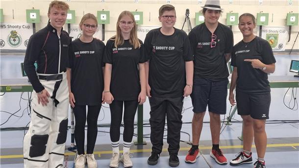 Shooty-Cup in München: Hanna Busch Zweite in der Einzelwertung Das Team Nordwest mit Max Braun, Ellena Ladwig, Hanna Busch, Felix Veichtlbauer, Younes Focken und Andrea Heckner.