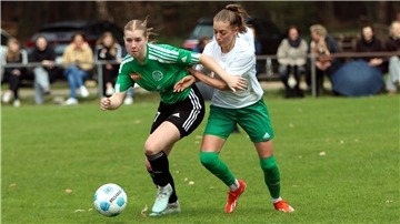 Das Team um Lea Marie Steffens (li.) feierte im Top-Spiel einen Kantersieg.