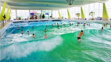 Mehrere Menschen beim Baden im Schwimmbad.