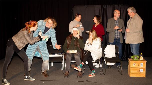 Das Theater Fatale probt eine neue Komödie ein. Es spielen (von links) Laura Thewes, Hans-Gerd Hansing, Olaf de Grave, Frank Meyer, Elke Wilhaus, Birgit Glückselig, Rolf Wilkens und Helge Schellstede.
