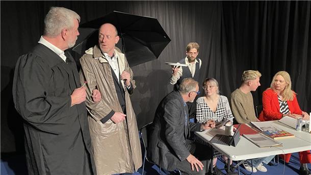 Das Theater Fatale probt für „Zwei Lügen, eine Wahrheit". Am 20. März hat das Stück Premiere.