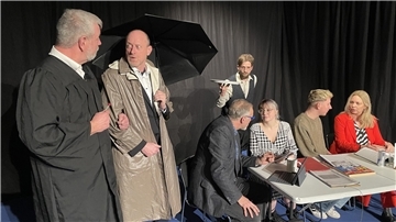 Das Theater Fatale probt für „Zwei Lügen, eine Wahrheit". Am 20. März hat das Stück Premiere.
