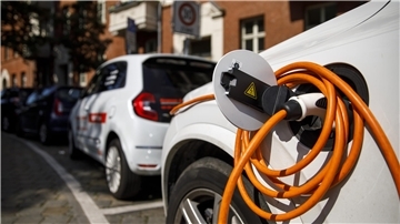 Ein Elektroauto wird geladen.