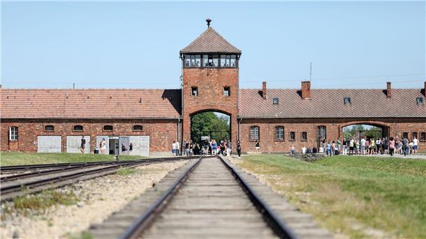 Das Tor des früheren deutschen Vernichtungsslagers Auschwitz.