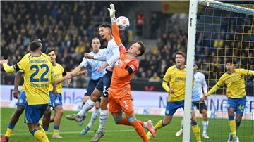 Das Tor zum 0:1: Bochums Cajetan Lenz ist eher am Ball als Braunschweigs Torwart Ron-Thorben Hoffmann.