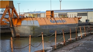 Das Tor zur Kaiserdock I liegt im Kaiserdock II der Lloyd Werft. Es wird überholt.