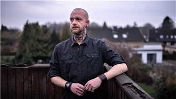 Lars Freiknecht aus Langen und sein  Hals-Tattoo