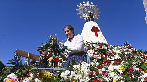 Bilder des Tages Das traditionelle Blumenopfer zu Ehren der Jungfrau von Pilar ist das Hauptereignis der Fiestas del Pilar.